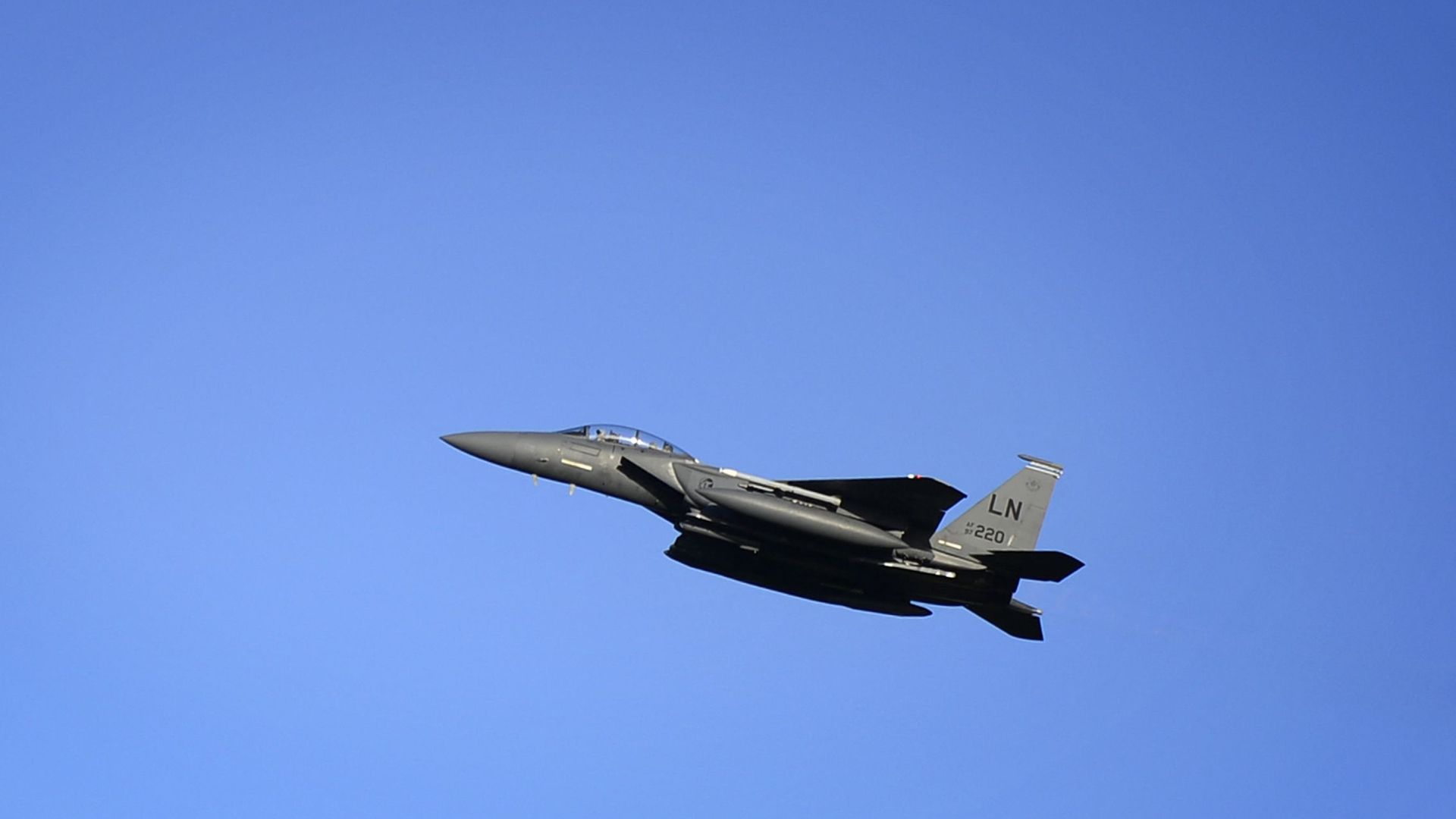 Bemanningslid neergehaald Amerikaans gevechtsvliegtuig gered, zoekactie nog gaande