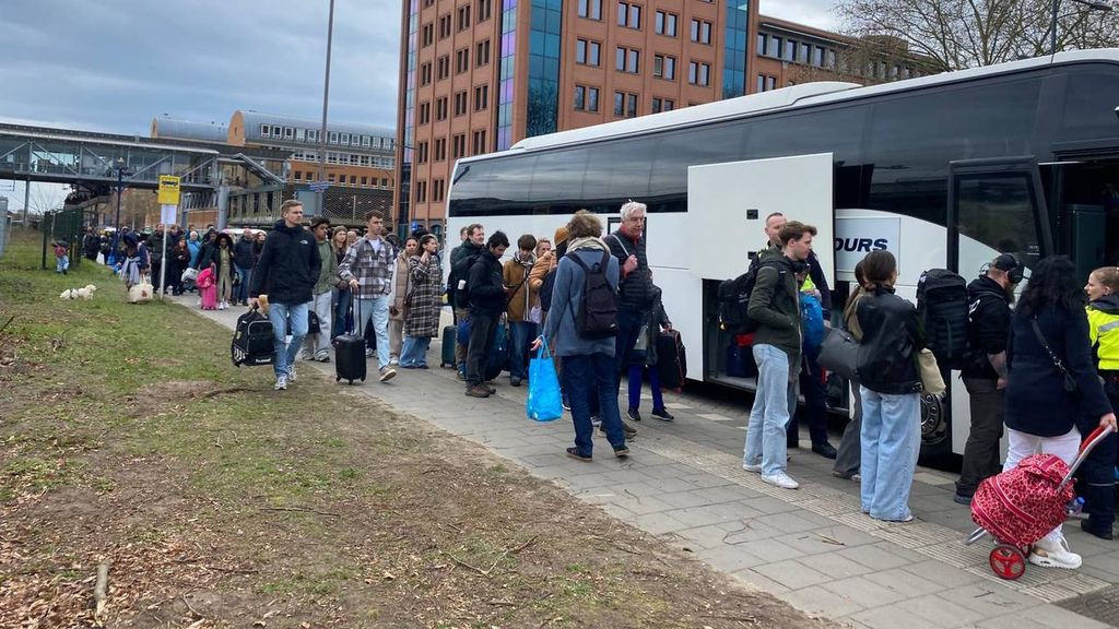 Foto: Spoor verzakt bij Vught, lange rijen voor bussen op station Den Bosch