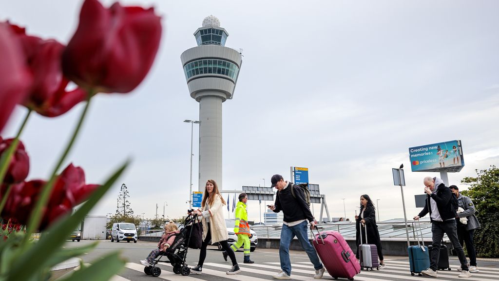 Foto: Hoge ticketprijzen of annuleringen: wat staat reizigers te wachten door dure brandstof?