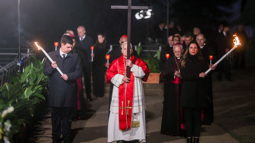 Foto: Paus Leo draagt kruis tijdens Goede Vrijdag-Kruisweg, eerste paus in tientallen jaren