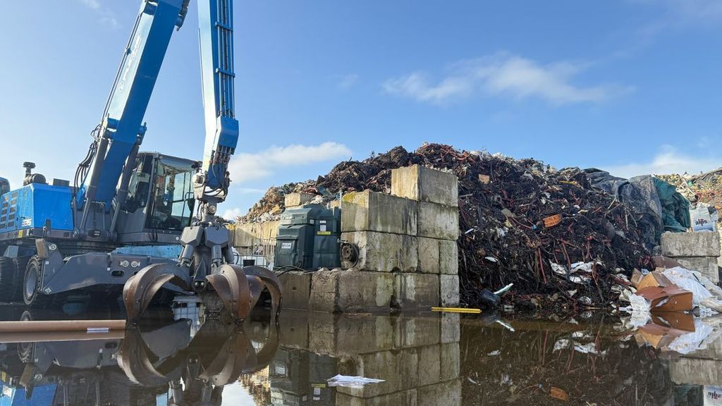 Foto: Afvalverwerker bij Emmen laat grote hoeveelheid troep achter na faillissement