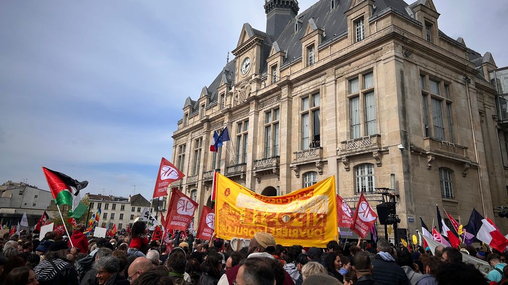 Foto: Duizenden mensen demonstreren tegen racisme in Saint-Denis na oproep burgemeester 