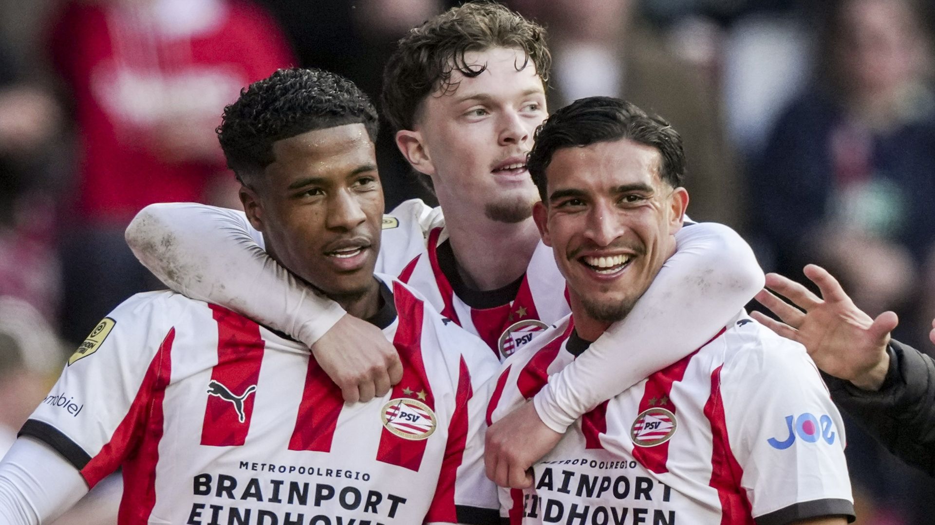 Invaller Driouech helpt PSV in blessuretijd aan winst, bij puntenverlies Feyenoord is titel binnen