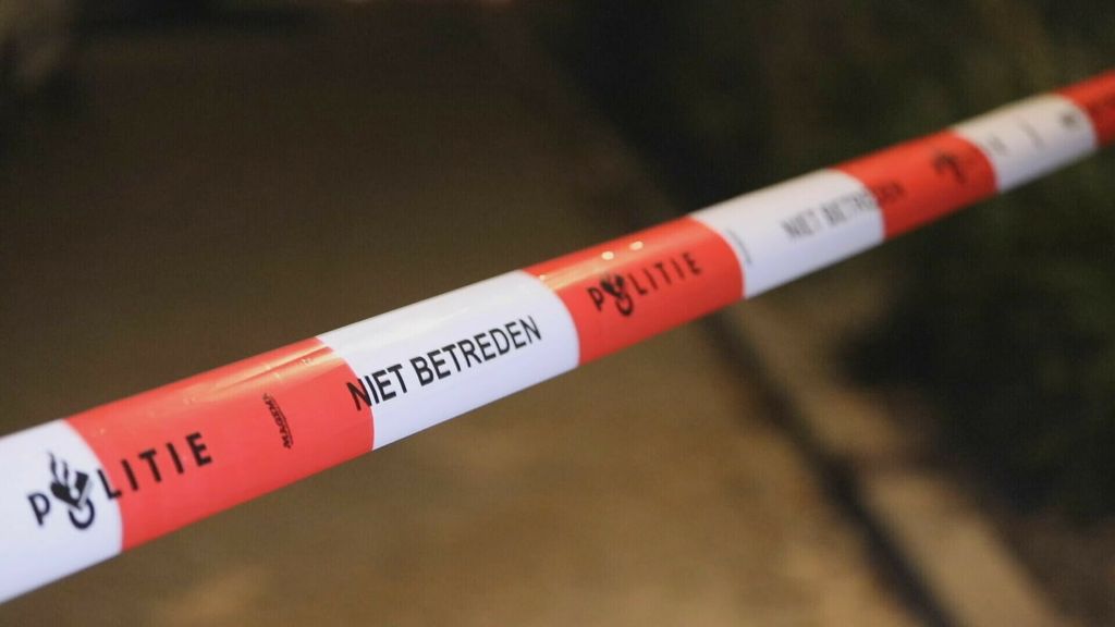 Foto: Containerschip botst tegen spoorbrug Gouda, aangifte tegen schipper