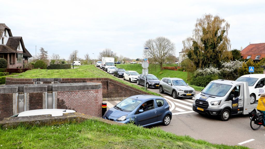 Foto: Veel vertraging door afgesloten A2, drukte bij pontjes
