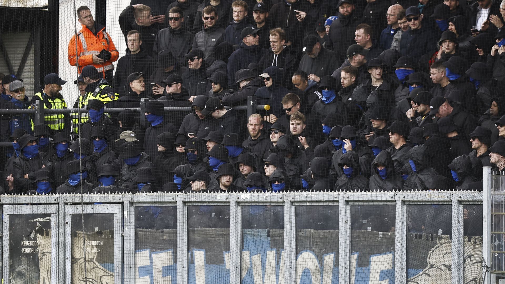 Uitvak ontruimd en aftrap IJsselderby uitgesteld om gezichtsbedekking PEC-aanhang