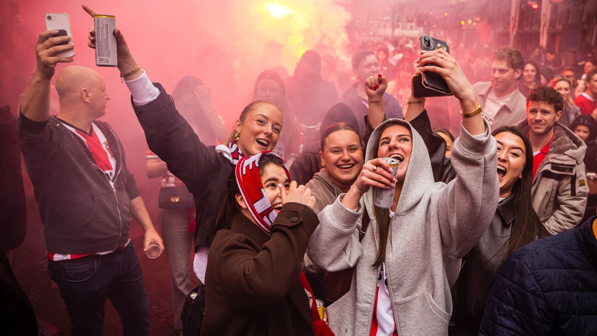 PSV viert 27ste landstitel na misstap Feyenoord in Volendam