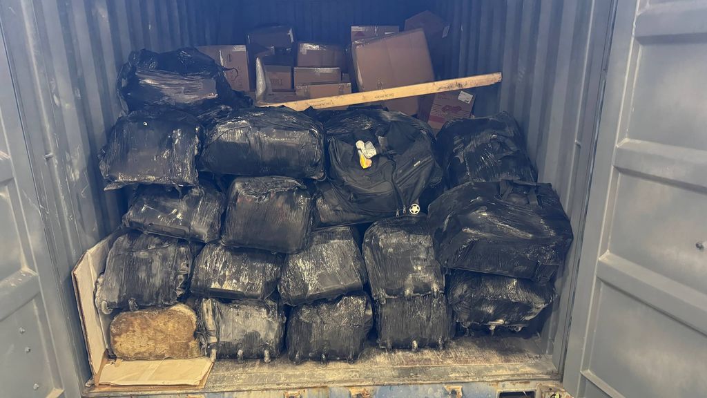 Foto: 1400 kilo cocaïne gevonden in haven Rotterdam, verstopt achter verhuisboedel
