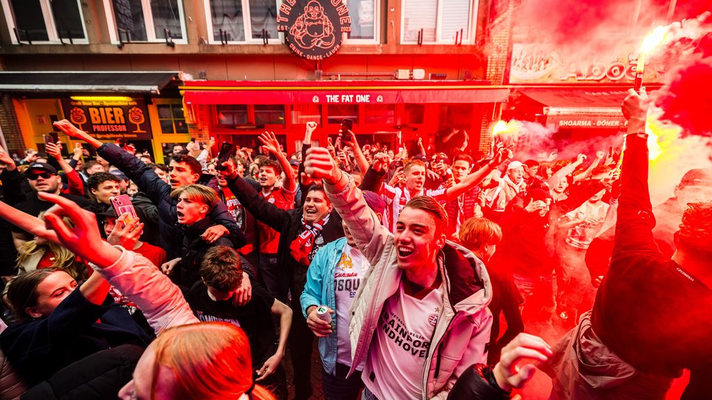 Foto: Feestende voetbalfans in binnenstad Eindhoven na 27ste landstitel voor PSV