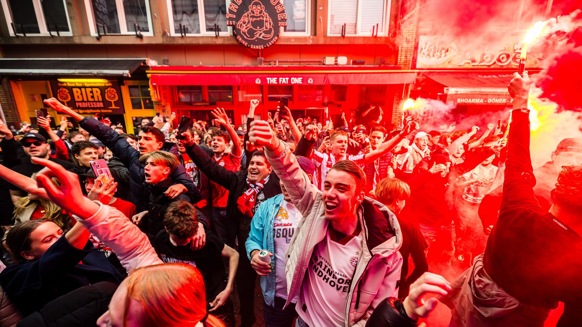 Feestende voetbalfans in binnenstad Eindhoven na 27ste landstitel voor PSV