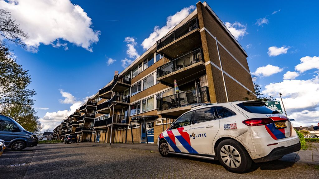 Foto: Overleden vrouw aangetroffen in woning Oss, baby meegenomen naar ziekenhuis
