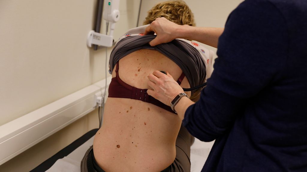 Pot voor arbeidsongeschikten vol, toch blijft politiek premie verhogen: ‘Spookbelasting’