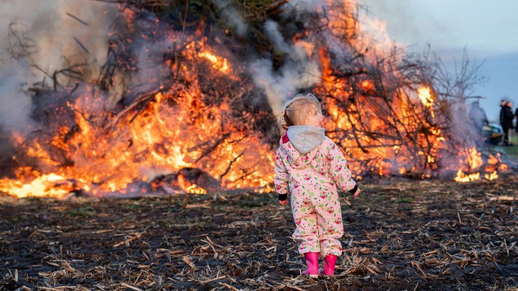 Paasvuren op tal van plekken, hoewel traditie door strengere regels onder druk staat Paasvuren op tal van plekken, hoewel traditie door strengere regels onder druk staat