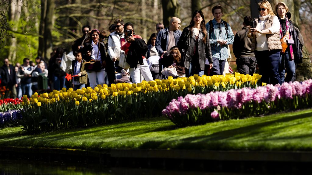 Foto: Tweede paasdag: drukbezochte bloemenvelden, een dichte IKEA en een gaspistool 