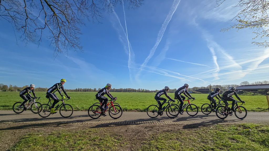 Foto: Tweede paasdag: drukbezochte bloemenvelden, een dichte IKEA en een gaspistool 