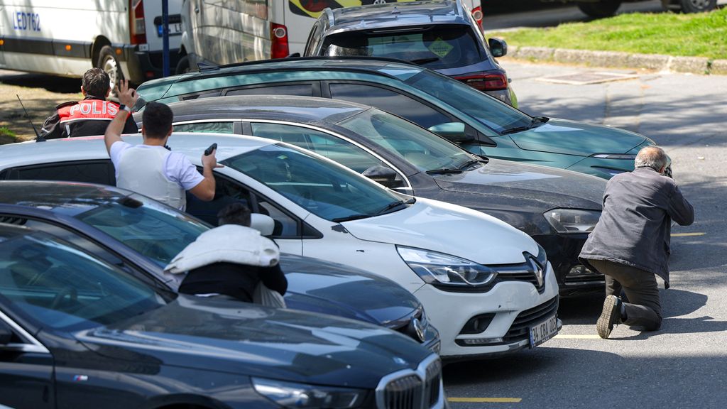 Foto: Schoten bij Israëlische consulaat in Istanbul, zeker twee doden gemeld