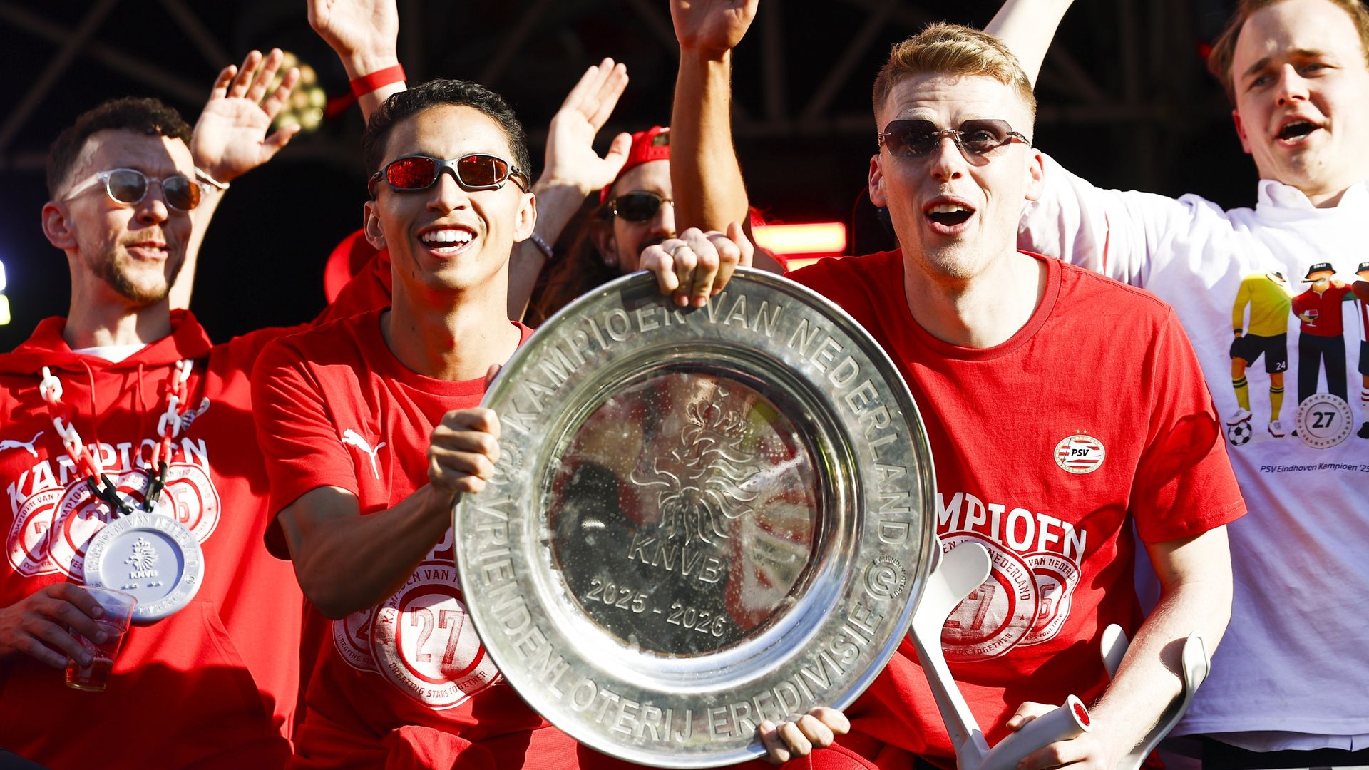 PSV'ers toegejuicht door uitzinnige fans op Stadhuisplein • 'Geweldig maken voor Schouten'