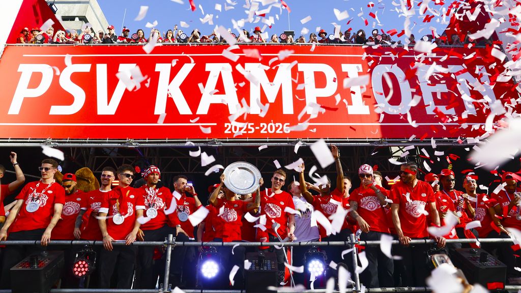 Foto: PSV biedt excuses aan voor 'onhandig' lied dat Flamingo zong tijdens huldiging