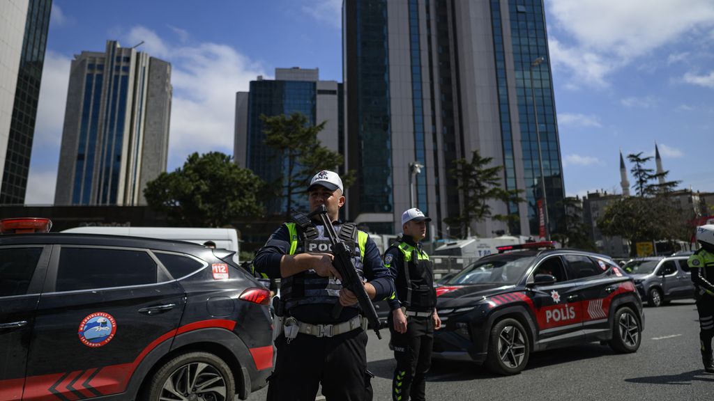 Foto: Zeker tien mensen aangehouden na schietpartij Israëlische consulaat Istanbul