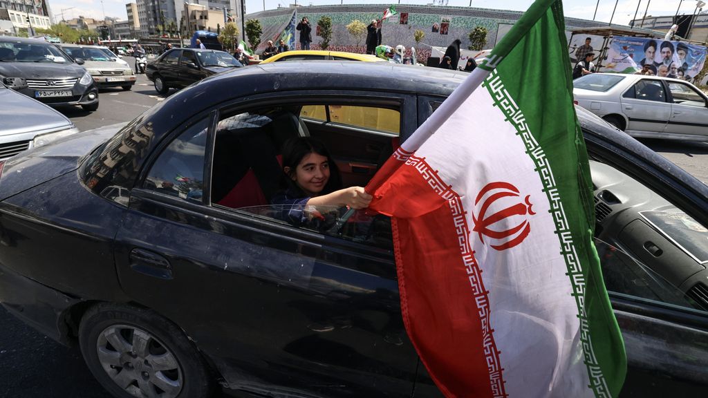 Foto: Iraniërs over broos staakt-het-vuren: 'Oranjekleurige hufter is op zijn plek gezet'