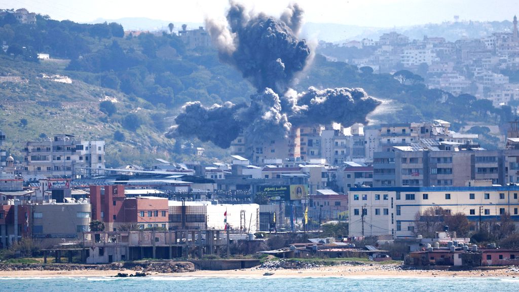 Foto: Zwaarste Israëlische aanvallen op Libanon met 254 doden, Iran sluit Straat van Hormuz 