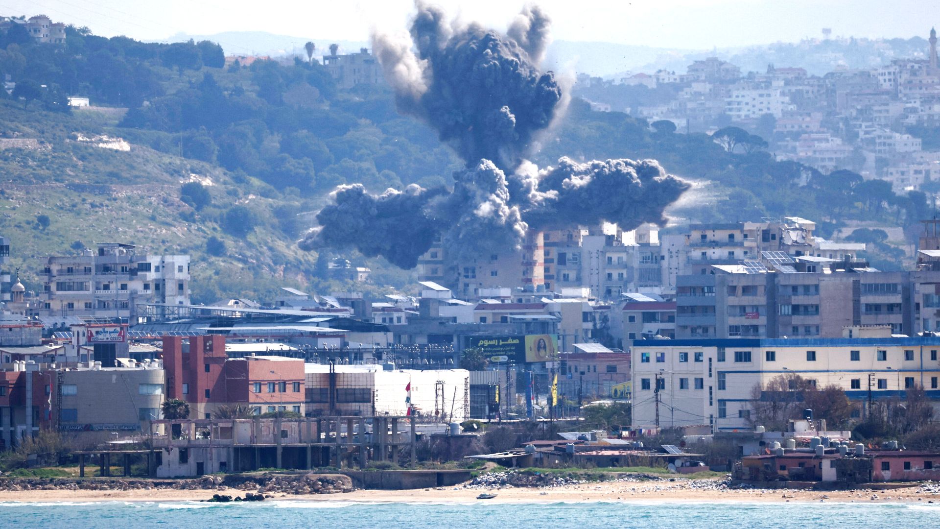 Zwaarste Israëlische aanvallen op Libanon met 254 doden, Iran sluit Straat van Hormuz 