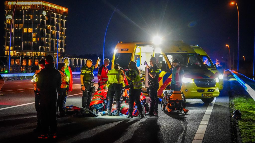 Foto: Automobilist rijdt door na botsing met motor, A2 bij Eindhoven ruim uur dicht