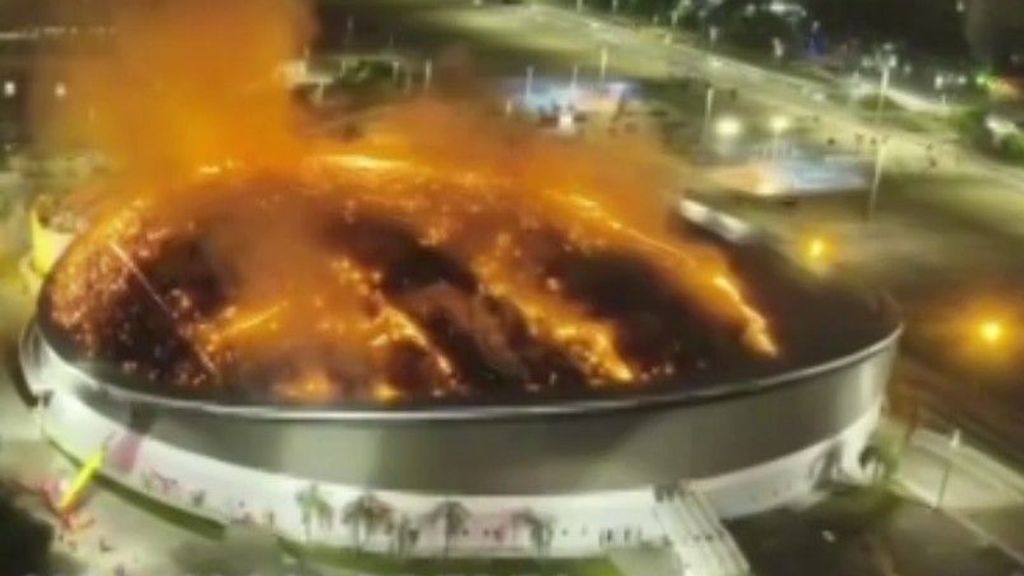 Foto: Grote brand op dak olympische wielerbaan Rio de Janeiro