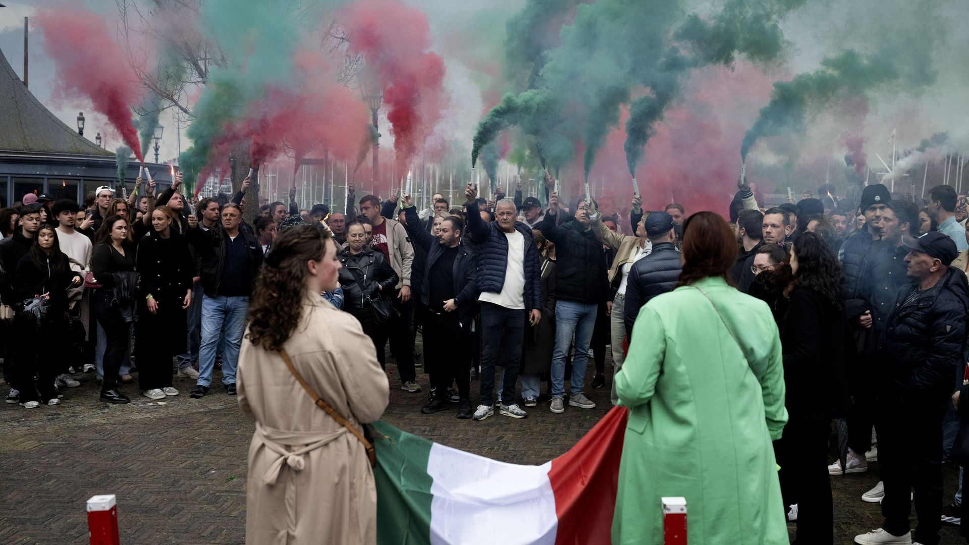 Stille tocht voor Dario (29), die werd doodgestoken bij een café in Hoorn