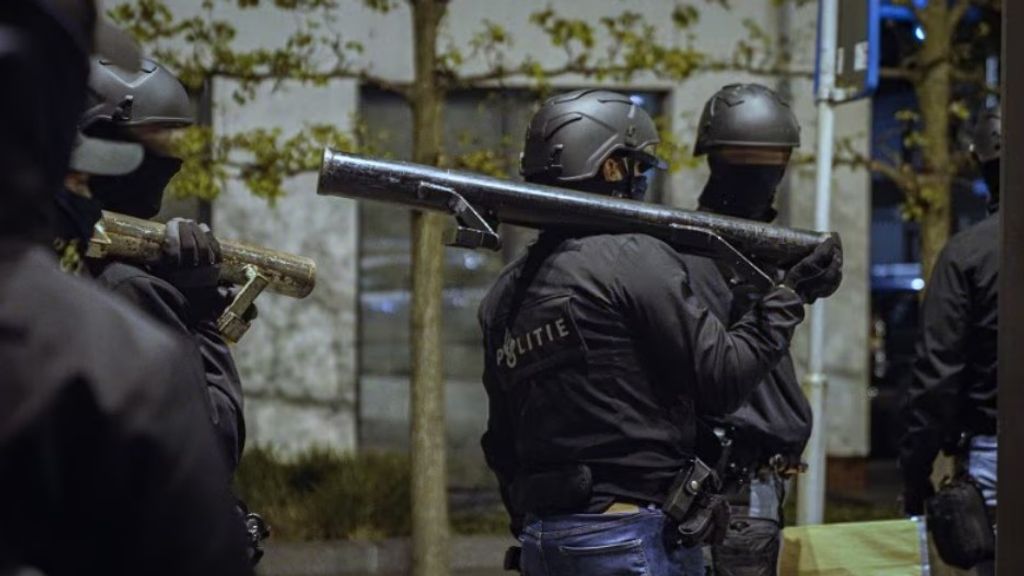 Foto: Politie arresteert acht verdachten in onderzoek naar platform valse ID-documenten