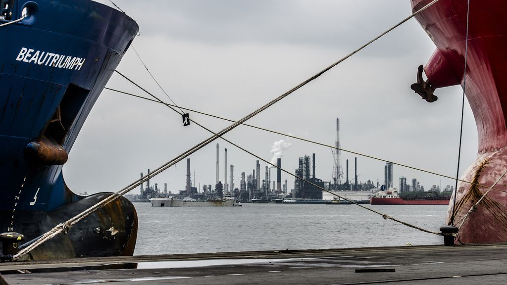 Foto: Haven Antwerpen gestremd na olielek