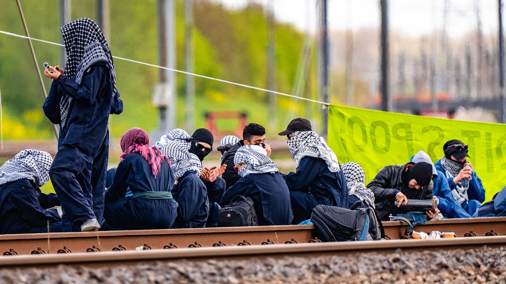 Activisten blokkeren goederenspoorlijn Betuweroute Activisten blokkeren goederenspoorlijn Betuweroute