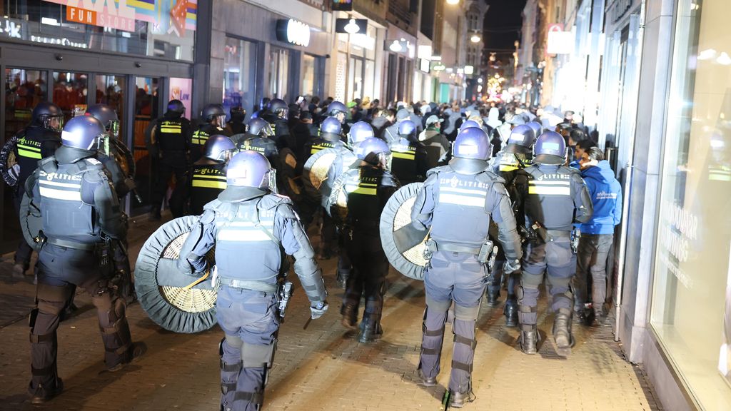 ME grijpt in bij kampioensfeest ADO Den Haag ME grijpt in bij kampioensfeest ADO Den Haag