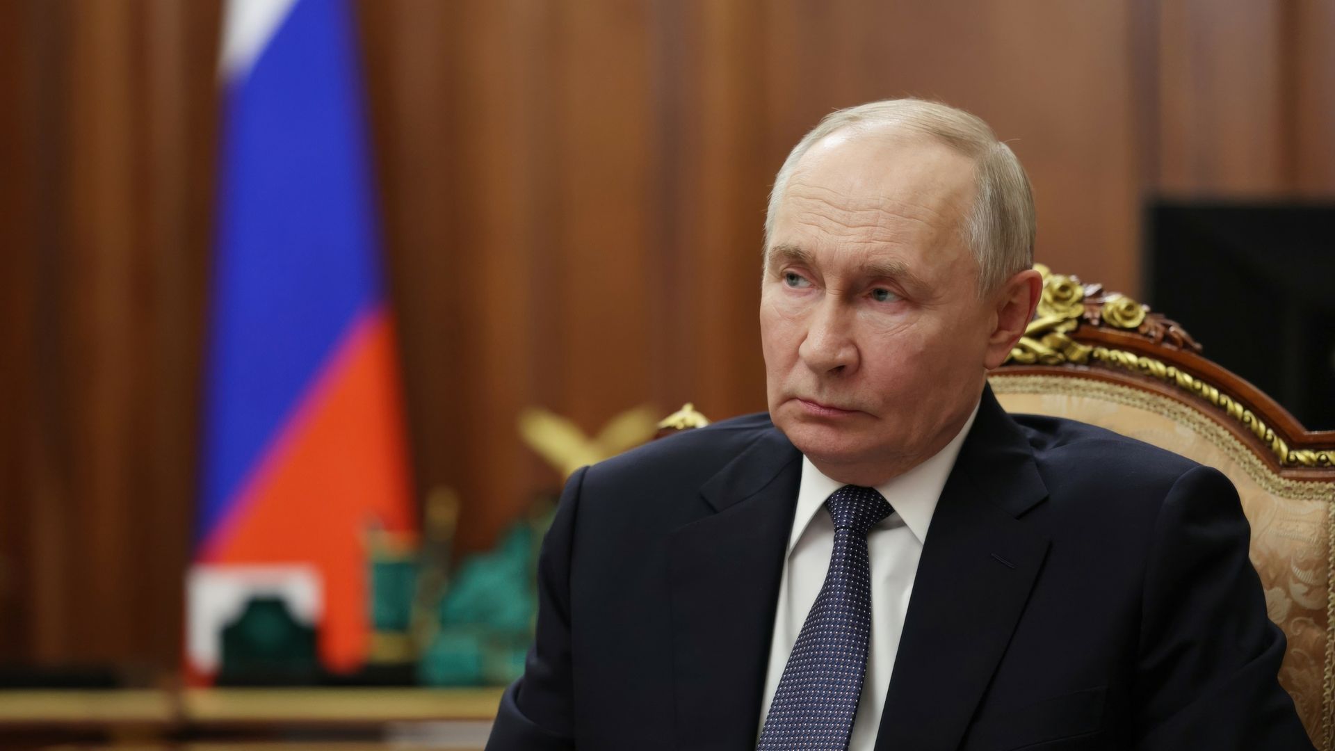 Oliebranden en geannuleerde vluchten dwingen Poetin tot paasbestand