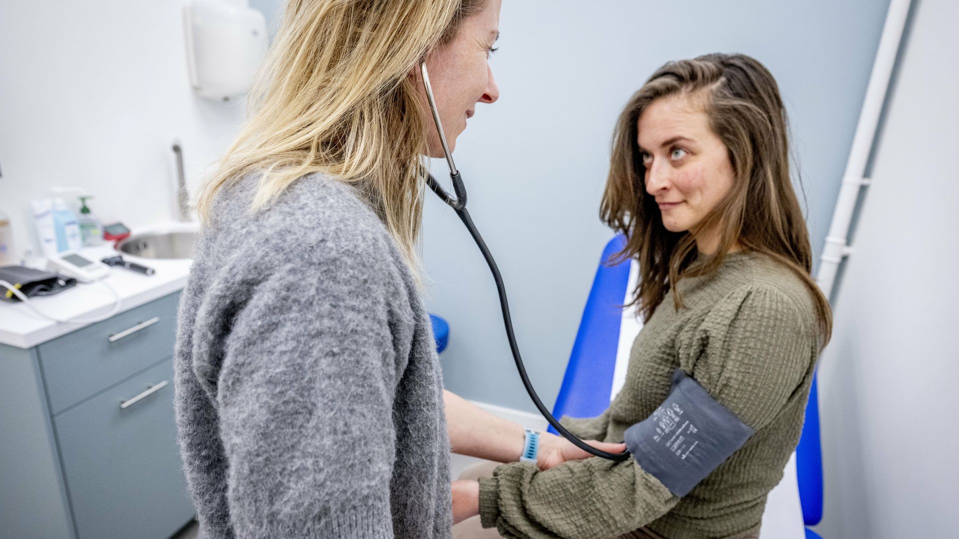 Artsen zien vrouwen uitwijken naar hormooncoaches, en dat is niet zonder risico