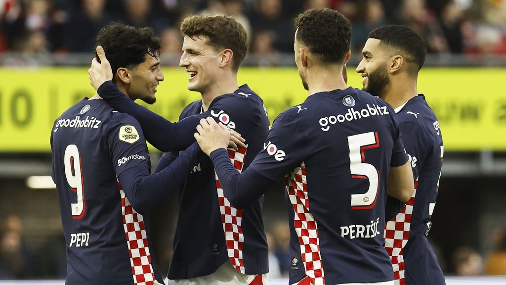 PSV nog altijd op voorsprong op Kasteel • Groningen-keeper Vaessen krijgt shirt uit fanshop