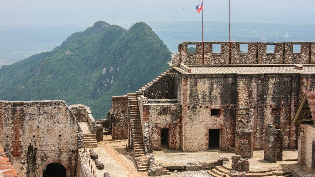 Foto: Ten minste dertig doden bij toeristisch fort Haïti