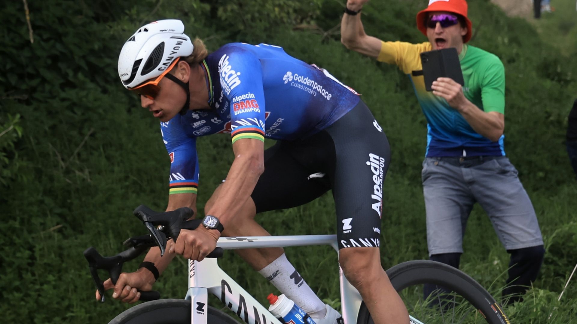 Van der Poel op jacht naar kopgroep Parijs-Roubaix • Pogacar en Van Aert voorop