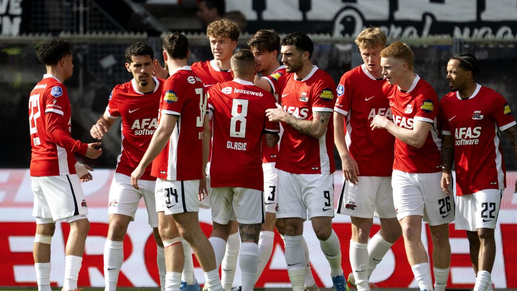 Mijnans schiet met een zwabbergoal AZ op 1-0 tegen Heerenveen