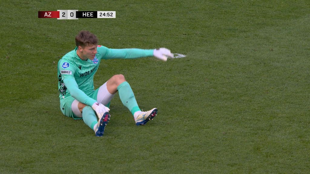 Heeft Heerenveen-keeper Klaverboer een blessure of doet hij alsof?