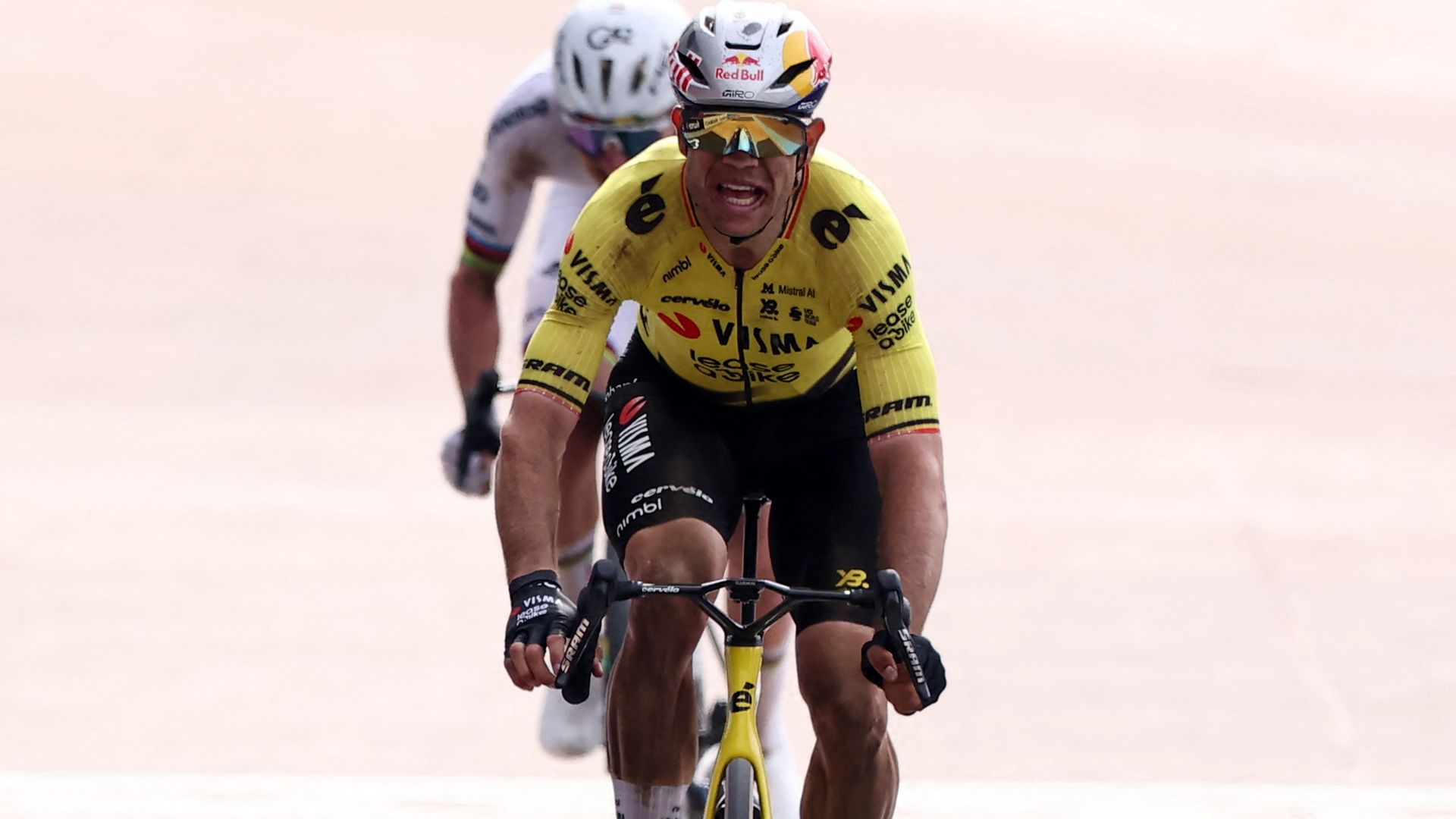 Van Aert wint Parijs-Roubaix en houdt Pogacar van unieke reeks, pech Van der Poel