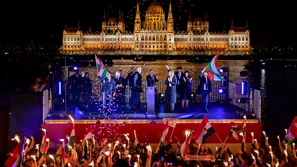 Foto: Hongaarse oppositieleider Magyar wint verkiezingen, Orbán erkent nederlaag