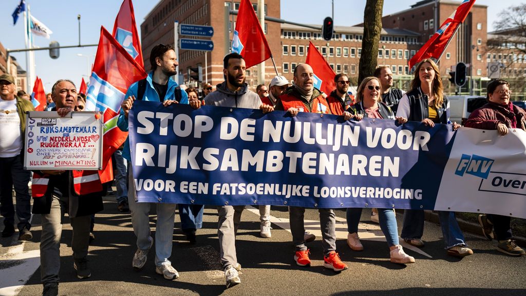 Foto: Ambtenaren staken om nullijn, 'schoonmakers en cipiers hebben zware baan'