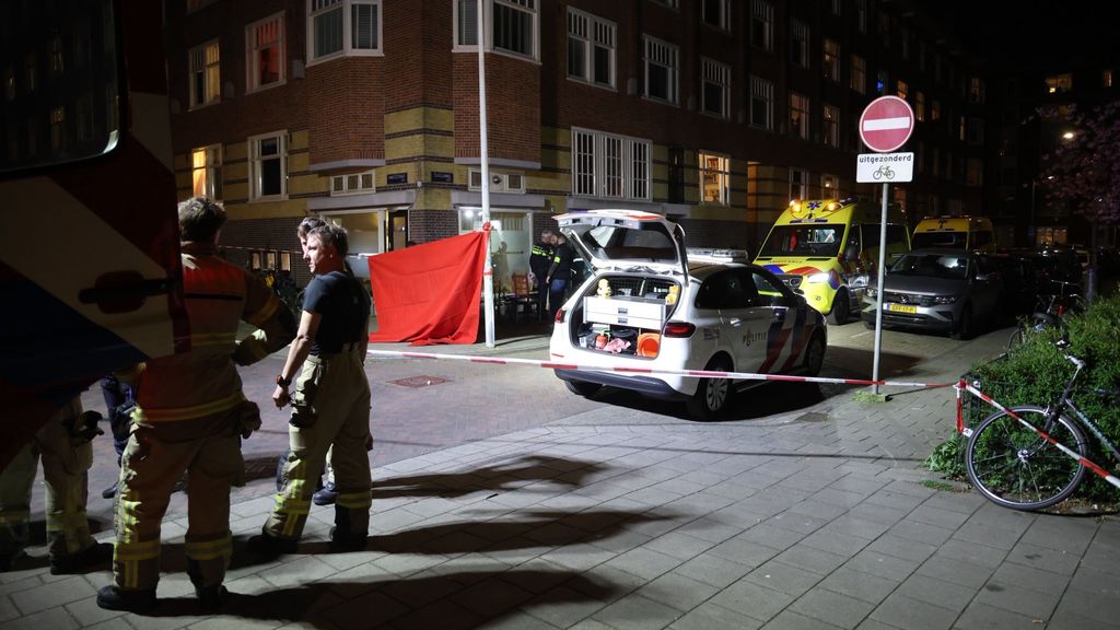 Foto: Man doodgestoken op straat in Amsterdam