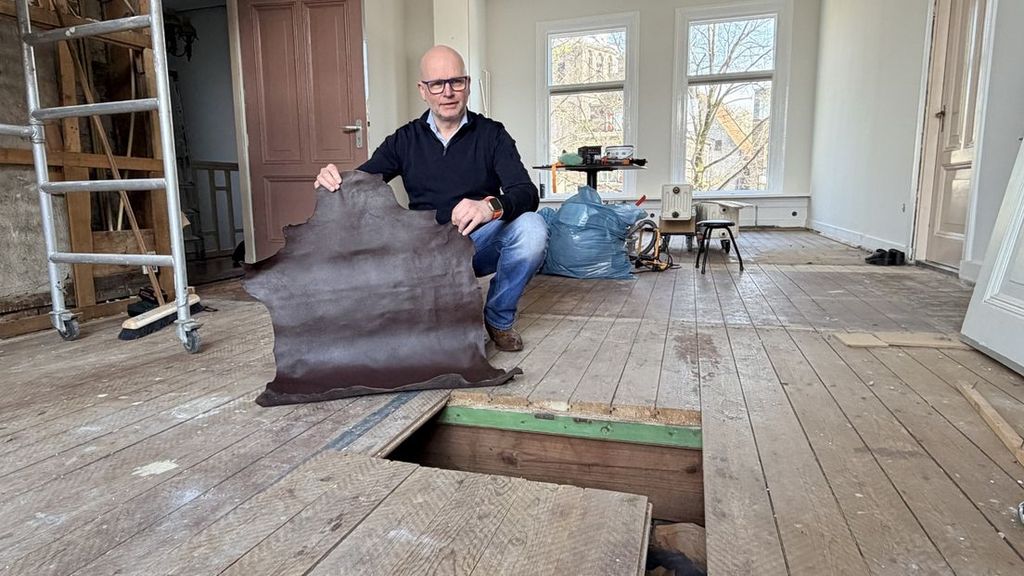 Foto: Tientallen in oorlog verstopte dierenhuiden gevonden in historisch pand Meppel