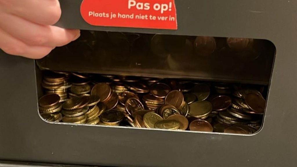 Foto: Storing bij geldautomaat Rotterdam: honderden euro's aan muntgeld op straat