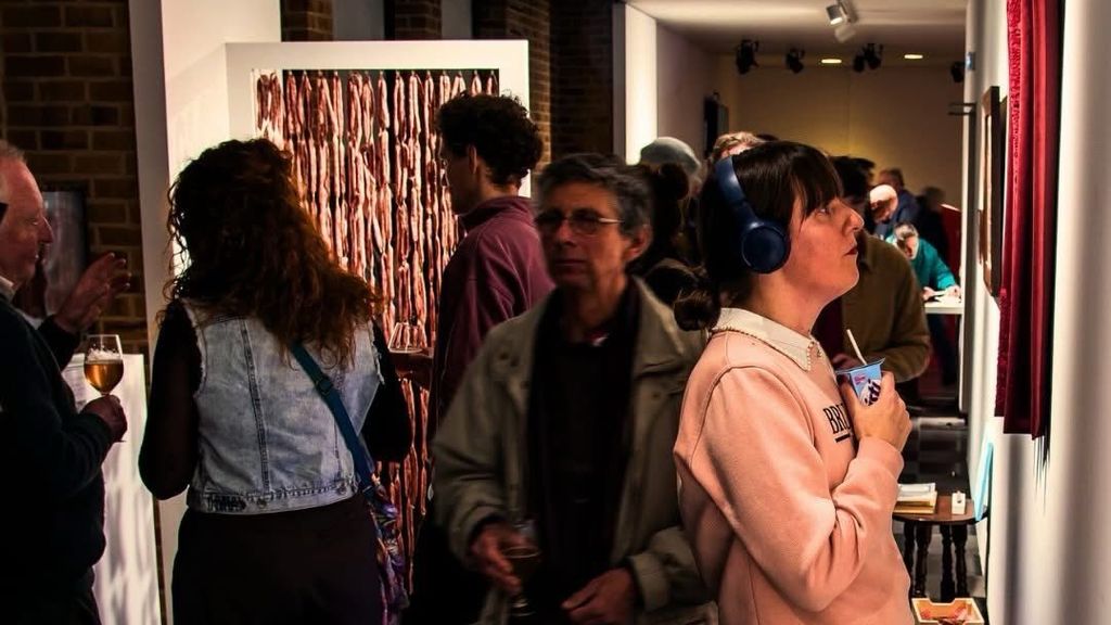 Foto: Belgisch kunstwerk van worsten opgegeten door bezoekers