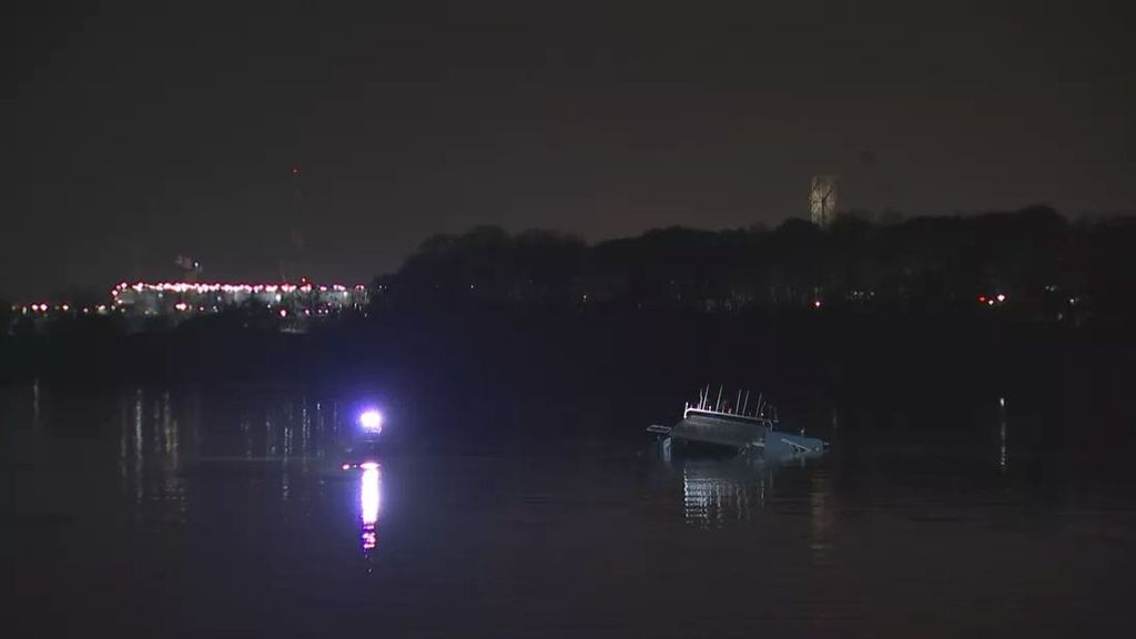 Foto: Nederlands vrachtschip gezonken bij Antwerpen, weer olie in Schelde gelekt