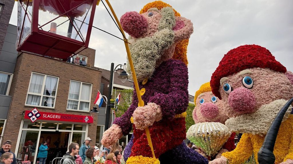 Foto: Corso kruipt weer door Bollenstreek, 'ongelooflijk wat een werk ze eraan hebben'