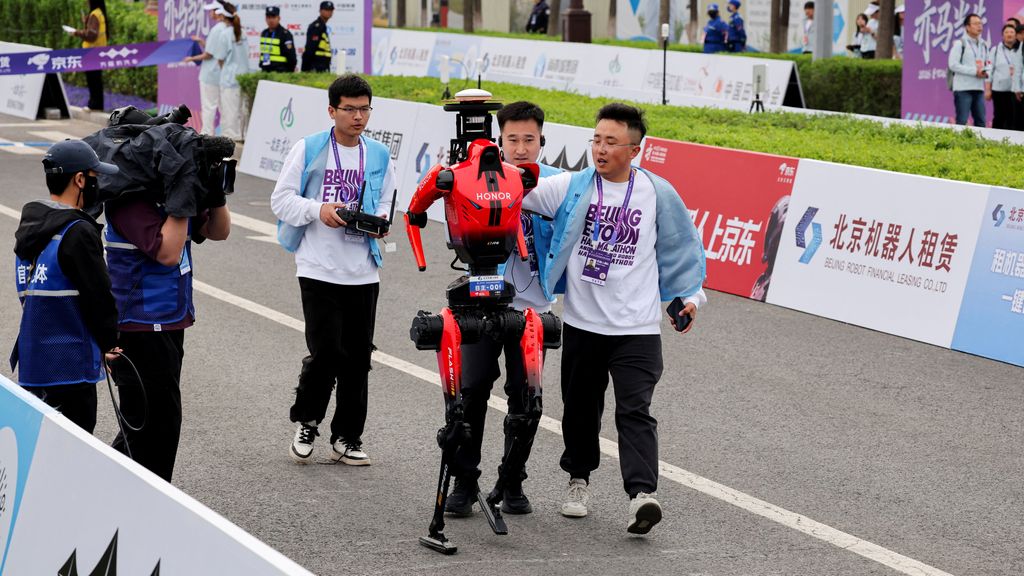 Foto: Robot wint halve marathon in Peking, sneller dan menselijk record
